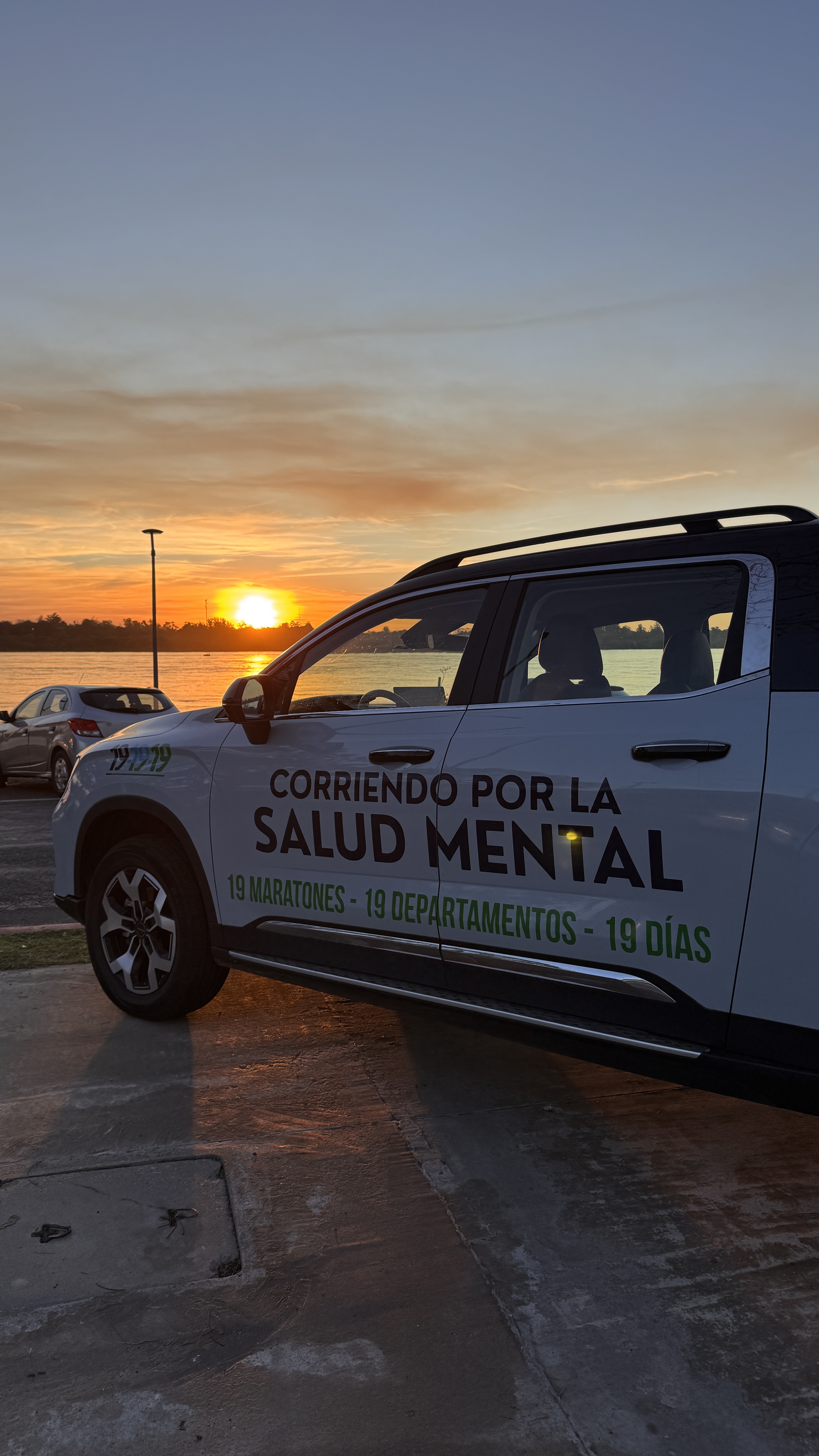 Vehículo del proyecto Corriendo por la Salud Mental al atardecer