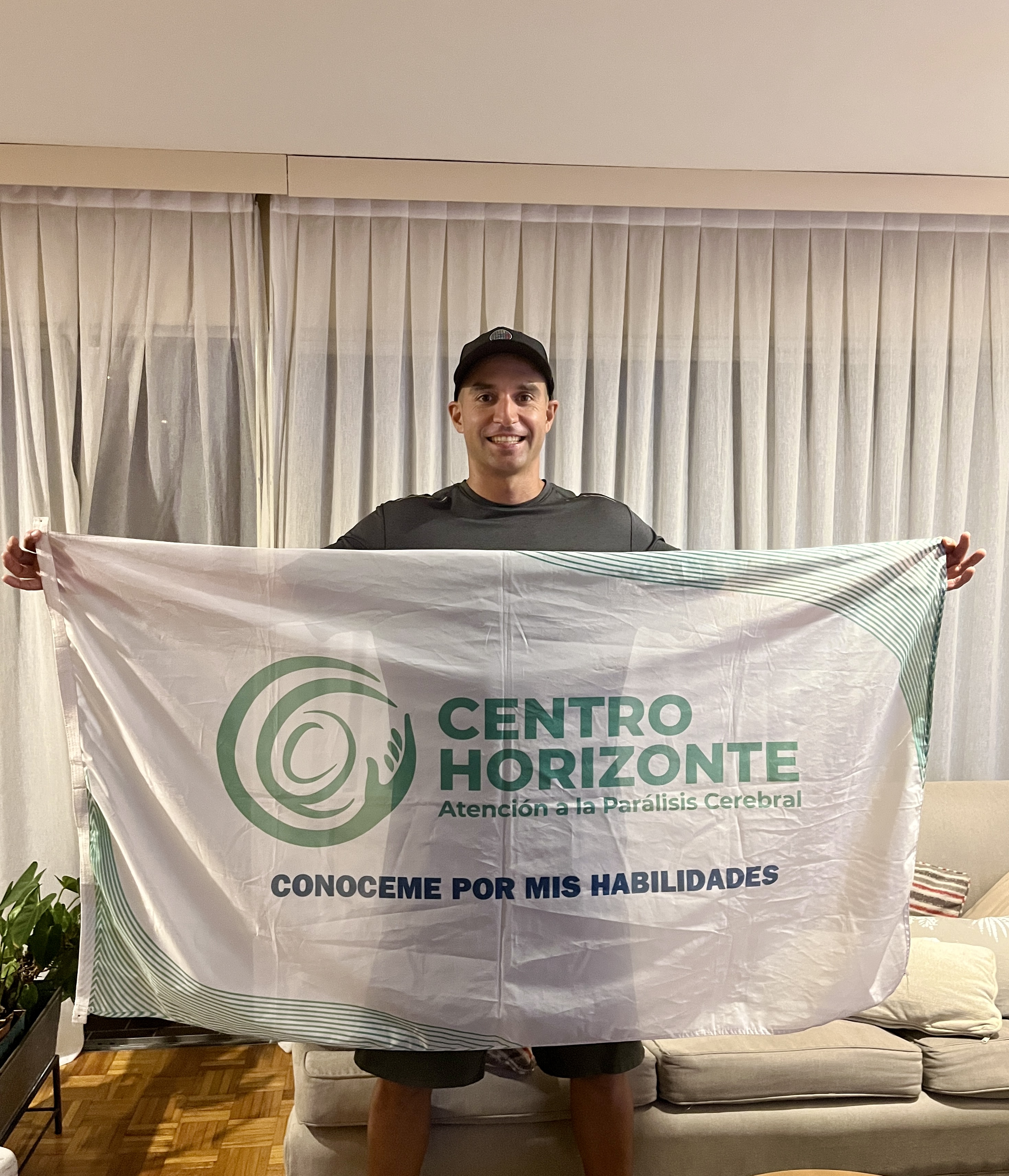 Santiago con la bandera de Centro Horizonte